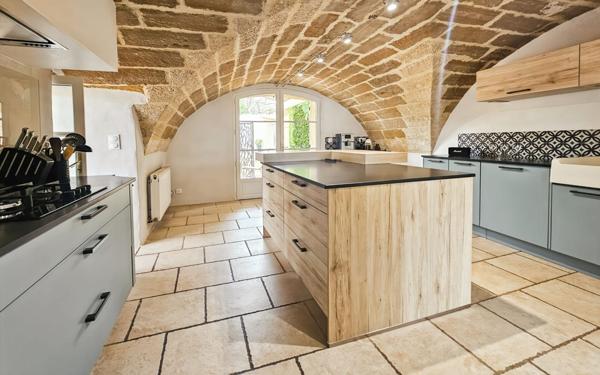 Maison à vendre    8 pièces •  Uzès