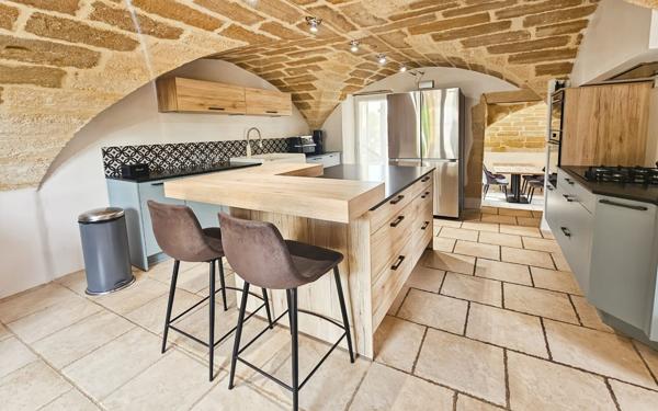 Maison à vendre    8 pièces •  Uzès
