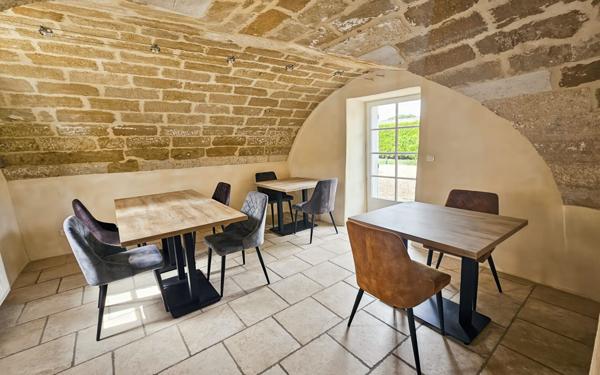 Maison à vendre    8 pièces •  Uzès
