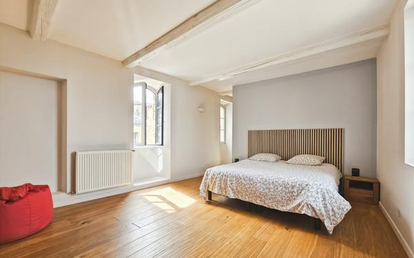 Maison à vendre    8 pièces •  Uzès