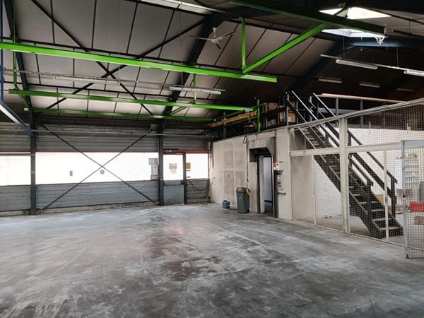 Dunières  43220 1170m² de  locaux d'activité comprenant des bureaux, un bâtiment industriel et des locaux à usage de stockage