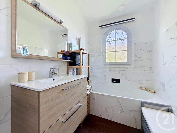 Maison à vendre  8 pièces - 175 m 2   ST RAPHAEL  - 83