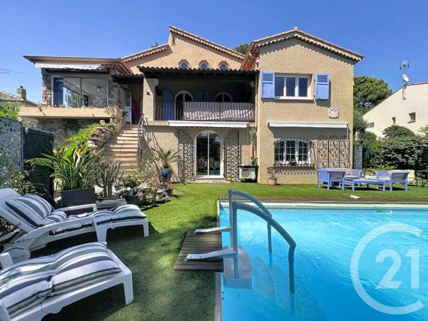 Maison à vendre  8 pièces - 175 m 2   ST RAPHAEL  - 83