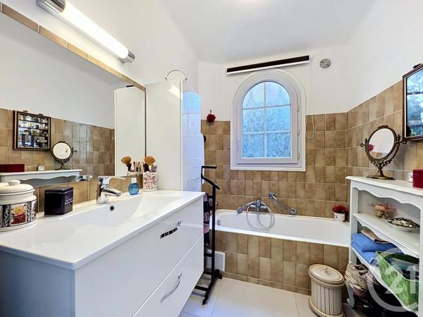 Maison à vendre  8 pièces - 175 m 2   ST RAPHAEL  - 83