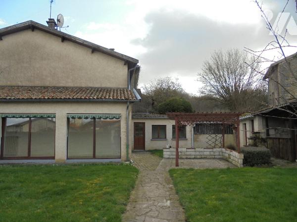 Maison de village offrant un bel espace extérieur