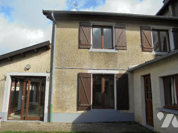 Maison de village offrant un bel espace extérieur