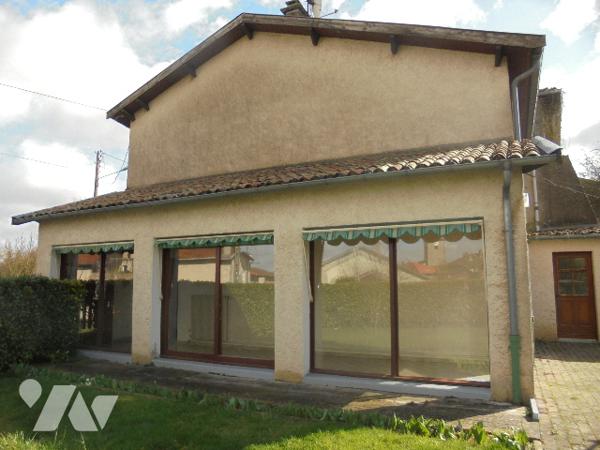 Maison de village offrant un bel espace extérieur