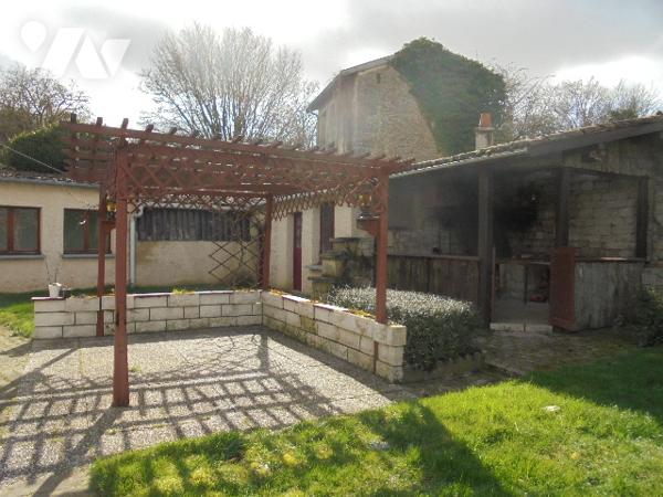 Maison de village offrant un bel espace extérieur