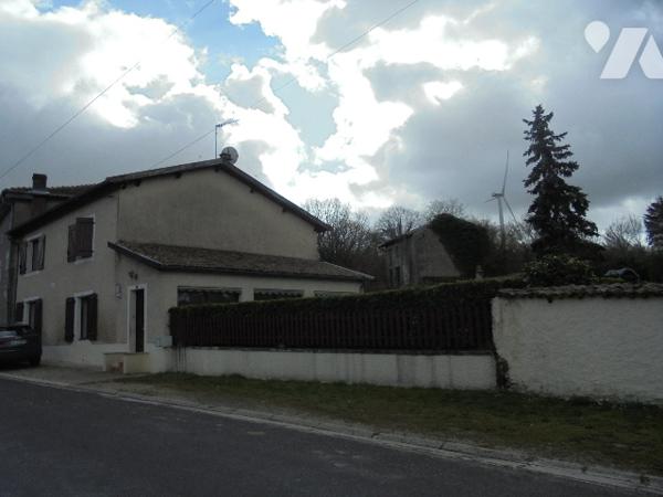 Maison de village offrant un bel espace extérieur