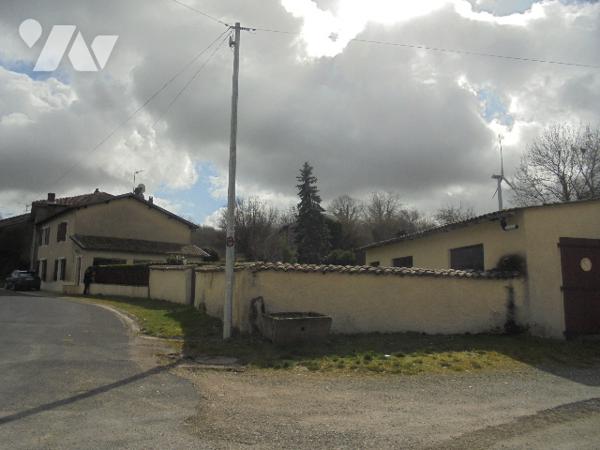 Maison de village offrant un bel espace extérieur