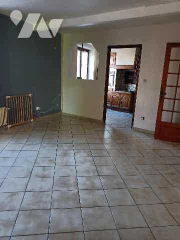 Maison de village offrant un bel espace extérieur