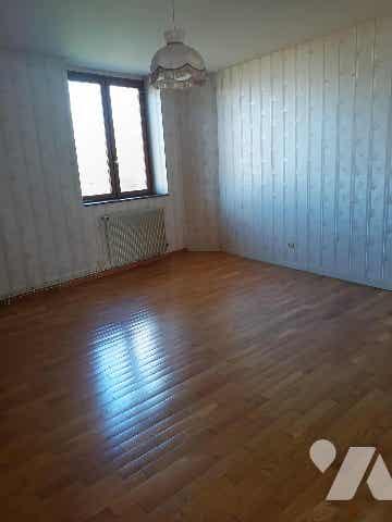 Maison de village offrant un bel espace extérieur