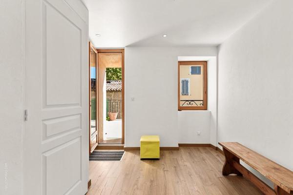 Superbe appartement rénové avec 2 terrasses au coeur du villagets