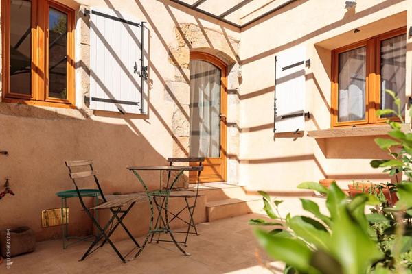 Superbe appartement rénové avec 2 terrasses au coeur du villagets