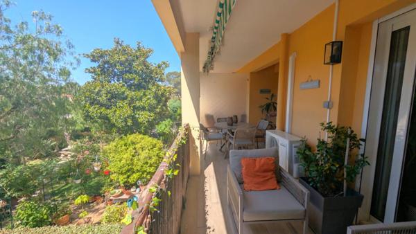 GRAND T2  AVEC TERRASSE PARKING ET CAVE . EMPLACEMENT EXCEPTIONNEL AU C?UR DE BOULOURIS