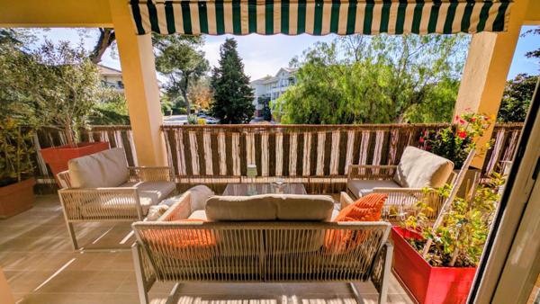 GRAND T2  AVEC TERRASSE PARKING ET CAVE . EMPLACEMENT EXCEPTIONNEL AU C?UR DE BOULOURIS