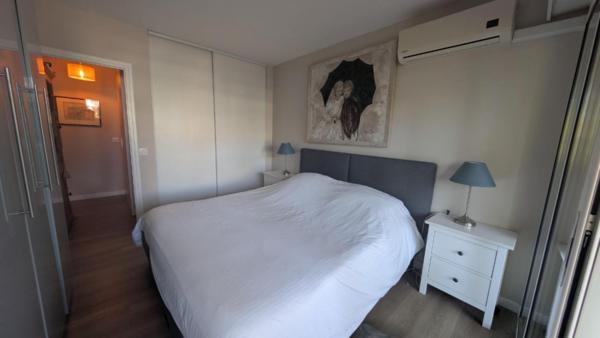 GRAND T2  AVEC TERRASSE PARKING ET CAVE . EMPLACEMENT EXCEPTIONNEL AU C?UR DE BOULOURIS