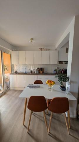 GRAND T2  AVEC TERRASSE PARKING ET CAVE . EMPLACEMENT EXCEPTIONNEL AU C?UR DE BOULOURIS