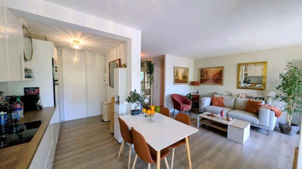 GRAND T2  AVEC TERRASSE PARKING ET CAVE . EMPLACEMENT EXCEPTIONNEL AU C?UR DE BOULOURIS