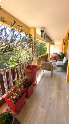 GRAND T2  AVEC TERRASSE PARKING ET CAVE . EMPLACEMENT EXCEPTIONNEL AU C?UR DE BOULOURIS