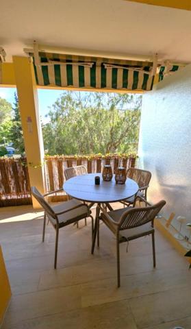 GRAND T2  AVEC TERRASSE PARKING ET CAVE . EMPLACEMENT EXCEPTIONNEL AU C?UR DE BOULOURIS