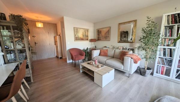 GRAND T2  AVEC TERRASSE PARKING ET CAVE . EMPLACEMENT EXCEPTIONNEL AU C?UR DE BOULOURIS
