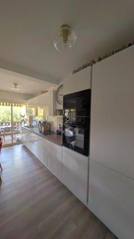 GRAND T2  AVEC TERRASSE PARKING ET CAVE . EMPLACEMENT EXCEPTIONNEL AU C?UR DE BOULOURIS