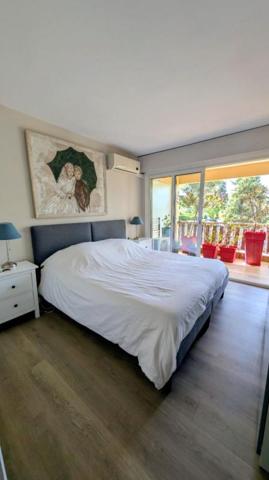 GRAND T2  AVEC TERRASSE PARKING ET CAVE . EMPLACEMENT EXCEPTIONNEL AU C?UR DE BOULOURIS