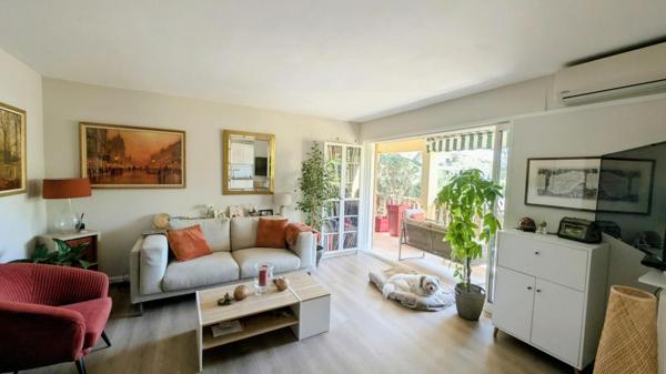 GRAND T2  AVEC TERRASSE PARKING ET CAVE . EMPLACEMENT EXCEPTIONNEL AU C?UR DE BOULOURIS