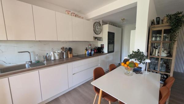 GRAND T2  AVEC TERRASSE PARKING ET CAVE . EMPLACEMENT EXCEPTIONNEL AU C?UR DE BOULOURIS