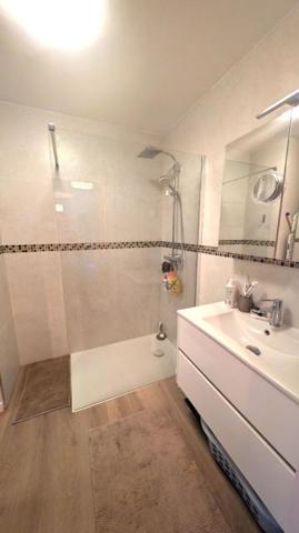 GRAND T2  AVEC TERRASSE PARKING ET CAVE . EMPLACEMENT EXCEPTIONNEL AU C?UR DE BOULOURIS