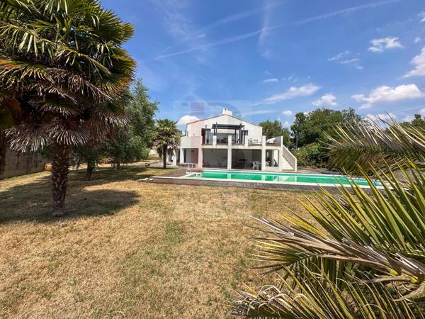 Maison 4 ch avec piscine, garage et grand terrain