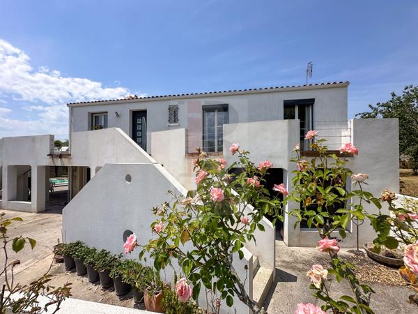 Maison 4 ch avec piscine, garage et grand terrain