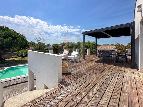 Maison 4 ch avec piscine, garage et grand terrain