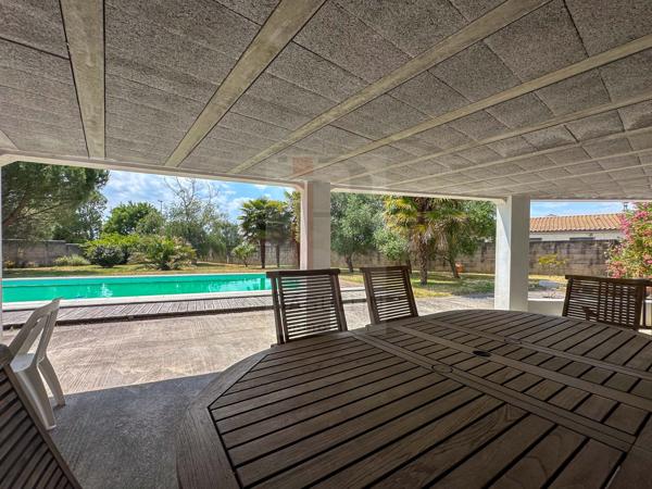 Maison 4 ch avec piscine, garage et grand terrain