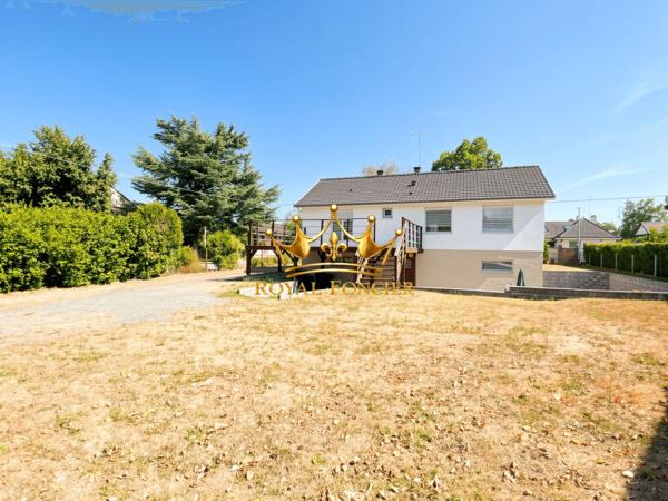 Vue sur la terrasse en bois arrière, et l'espace extérieur