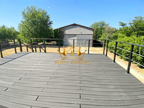 Vue sur la terrasse en bois arrière, et l'espace extérieur