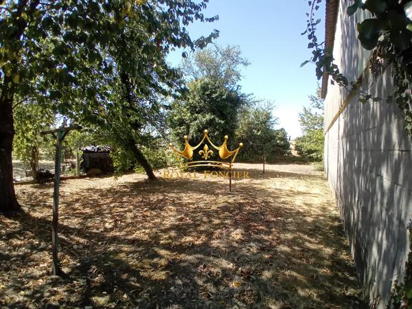 Vue sur la terrasse en bois arrière, et l'espace extérieur
