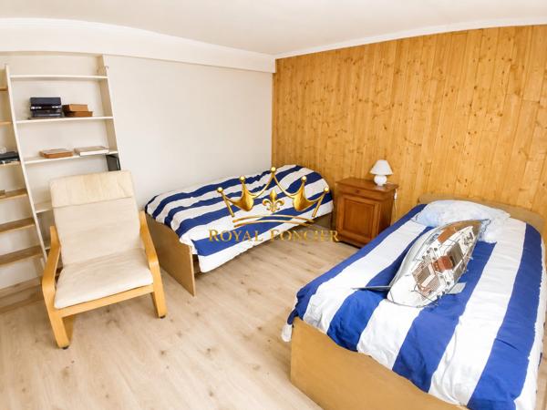 Vue sur la terrasse en bois arrière, et l'espace extérieur