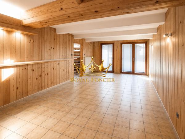 Vue sur la terrasse en bois arrière, et l'espace extérieur