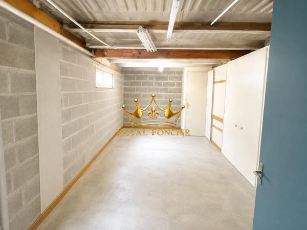 Vue sur la terrasse en bois arrière, et l'espace extérieur