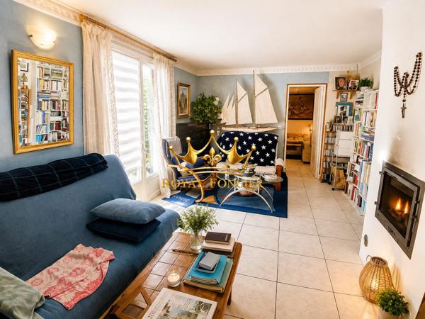 Vue sur la terrasse en bois arrière, et l'espace extérieur