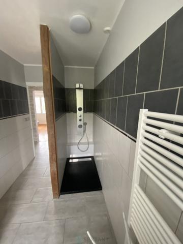 Sympathique maison de 85m2 sur Garage et Buanderie avec beau terrin de 800m2 piscinable