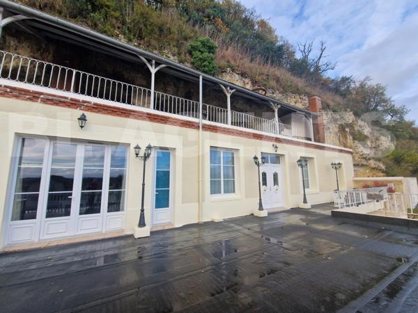 Maison semi-troglodytique avec dépendances