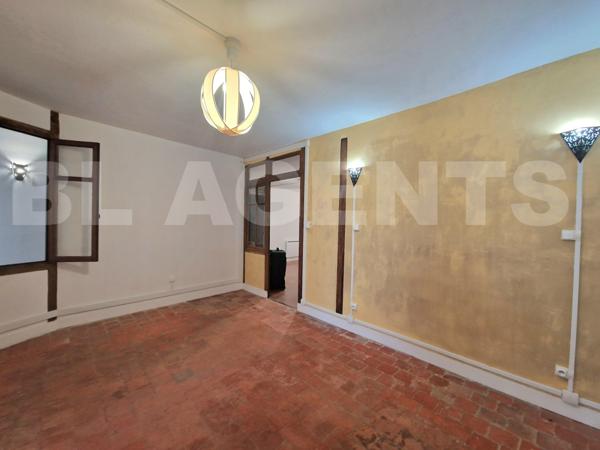 Maison semi-troglodytique avec dépendances