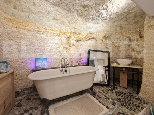 Maison semi-troglodytique avec dépendances