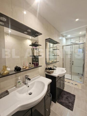 Maison semi-troglodytique avec dépendances