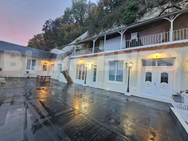 Maison semi-troglodytique avec dépendances