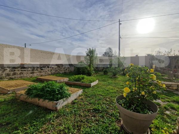 Maison semi-troglodytique avec dépendances