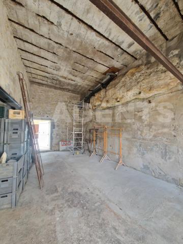 Maison semi-troglodytique avec dépendances